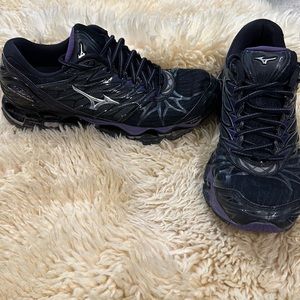 Black and Purple size 10.5 Mizuno Wave Prophecy
